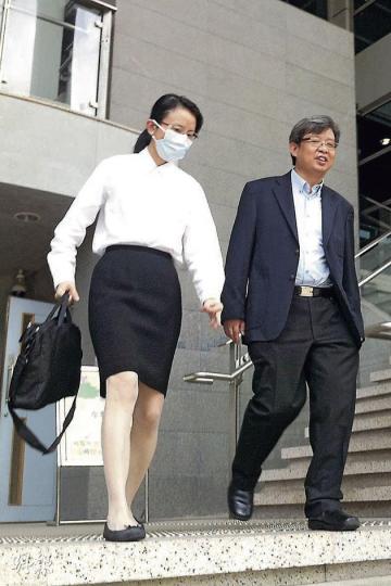 當年有參與處理投訴的張豐清(右)及陳智勤醫生(左)昨出庭作供,張指被告與時任部門主管梁昌倫同為Hi-Fi發燒友,關係不俗。(余卓善攝) 當年有參與處理投訴的張豐清(右)及陳智勤醫生(左)昨出庭作供,張指被告與時任部門主管梁昌倫同為Hi-Fi發燒友,關係不俗。(余卓善攝)