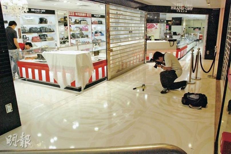 銅鑼灣世貿中心內專門出售名牌二手商品的店舖Brand Off Tokyo,昨清晨被賊人強行打開大閘,以高速在內掠走貨品。圖為警員到場調查時拍攝賊人留下的爆竊工具。(雲錦鋒攝) 銅鑼灣世貿中心內專門出售名牌二手商品的店舖Brand Off Tokyo,昨清晨被賊人強行打開大閘,以高速在內掠走貨品。圖為警員到場調查時拍攝賊人留下的爆竊工具。(雲錦鋒攝)