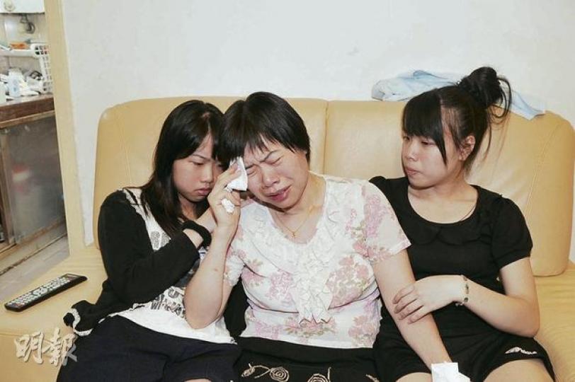 死者雷錫基的妻子(中)聞悉丈夫死訊後傷心欲絕,旁為兩女兒。(衛永康攝) 死者雷錫基的妻子(中)聞悉丈夫死訊後傷心欲絕,旁為兩女兒。(衛永康攝)