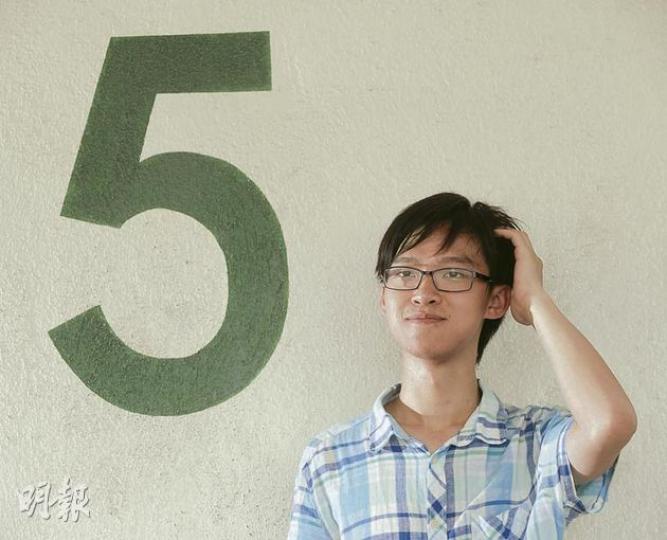 「學民思潮」成員張秀賢在今屆文憑試通識科取得5**級成績,說明抗議遊行無礙學業,反增進批判能力應對通識試卷。(余俊亮攝)(明報製圖) 「學民思潮」成員張秀賢在今屆文憑試通識科取得5**級成績,說明抗議遊行無礙學業,反增進批判能力應對通識試卷。(余俊亮攝)(明報製圖)