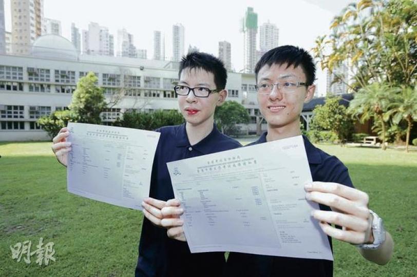皇仁書院劉銘謙(左)、馬浩賢(右)均為「14星狀元」,該校首屆考生奪5**總科次超過100,為各學校之冠。(葉思雅攝) 皇仁書院劉銘謙(左)、馬浩賢(右)均為「14星狀元」,該校首屆考生奪5**總科次超過100,為各學校之冠。(葉思雅攝)