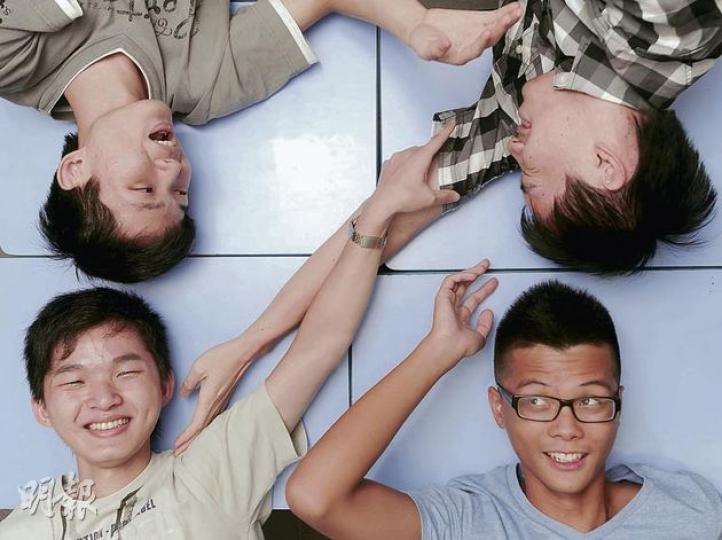 深水埗的廠商會中學4名學生,在首屆文憑試突圍而出,取得優異成績,有信心直入八大,其中文迪森(右下)雖在劏房家庭成長,但未言放棄,憑個人努力考獲兩科5*級。圖左上起為鄧嘉輝、郭澤信,捉着澤信的是其哥哥澤佳。(余俊亮攝) 深水埗的廠商會中學4名學生,在首屆文憑試突圍而出,取得優異成績,有信心直入八大,其中文迪森(右下)雖在劏房家庭成長,但未言放棄,憑個人努力考獲兩科5*級。圖左上起為鄧嘉輝、郭澤信,捉着澤信的是其哥哥澤佳。(余俊亮攝)