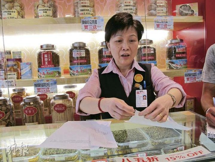 國貨店員伍女士(莫凱琳攝)安徽遊客胡小姐(莫凱琳攝) 國貨店員伍女士(莫凱琳攝)安徽遊客胡小姐(莫凱琳攝)