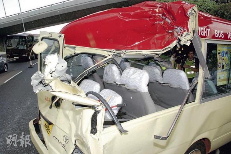 西隧口5車相撞釀成11人傷,小巴更被撞至頂蓋揭開、車窗跌地,3名乘客送院後情况仍嚴重。(雲錦鋒攝)疑是西隧口5車相撞交通意外「罪魁」的城巴,車頭破璃撞至整塊脫落,幸巴士上僅1名乘客受傷。(黃熙麗攝) 西隧口5車相撞釀成11人傷,小巴更被撞至頂蓋揭開、車窗跌地,3名乘客送院後情况仍嚴重。(雲錦鋒攝)疑是西隧口5車相撞交通意外「罪魁」的城巴,車頭破璃撞至整塊脫落,幸巴士上僅1名乘客受傷。(黃熙麗攝)