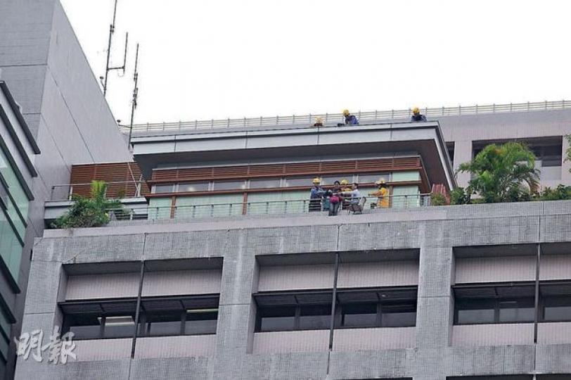 懷孕約5月的單非孕婦何小姐聲稱上周五到威院求醫苦等逾4小時仍無醫生檢查,其後流產。她昨往東區醫院時情緒激動下衝出平台企圖跳樓,談判專家游說近2小時後,將她帶回安全地點。(衛永康攝)小產的單非婦何小姐,其港人丈夫(圖)指東區醫院昨向他們收取3300元住院費,令其妻情緒激動憤而企跳。(衛永康攝) 懷孕約5月的單非孕婦何小姐聲稱上周五到威院求醫苦等逾4小時仍無醫生檢查,其後流產。她昨往東區醫院時情緒激動下衝出平台企圖跳樓,談判專家游說近2小時後,將她帶回安全地點。(衛永康攝)小產的單非婦何小姐,其港人丈夫(圖)指東區醫院昨向他們收取3300元住院費,令其妻情緒激動憤而企跳。(衛永康攝)