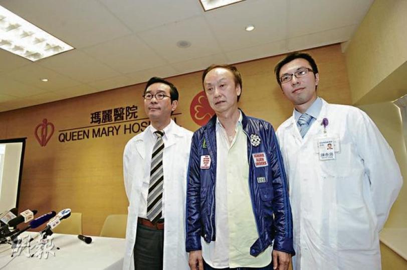 瑪麗醫院過去5年半為60名病人進行微創心臟手術,期望將來增至每年80個,但慨嘆人手短缺。左起為區永谷醫生、接受微創開胸手術的劉先生及陳泰良醫生。(葉思雅攝) 瑪麗醫院過去5年半為60名病人進行微創心臟手術,期望將來增至每年80個,但慨嘆人手短缺。左起為區永谷醫生、接受微創開胸手術的劉先生及陳泰良醫生。(葉思雅攝)
