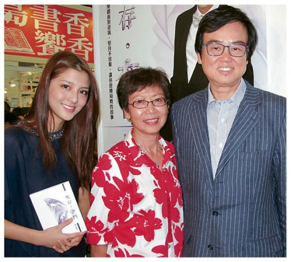 黃百鳴將當年講述太太(中)患癌症的書再版,吳千語(左)現身支持。(攝影/記者:林蘊兒) 黃百鳴將當年講述太太(中)患癌症的書再版,吳千語(左)現身支持。(攝影/記者:林蘊兒)
