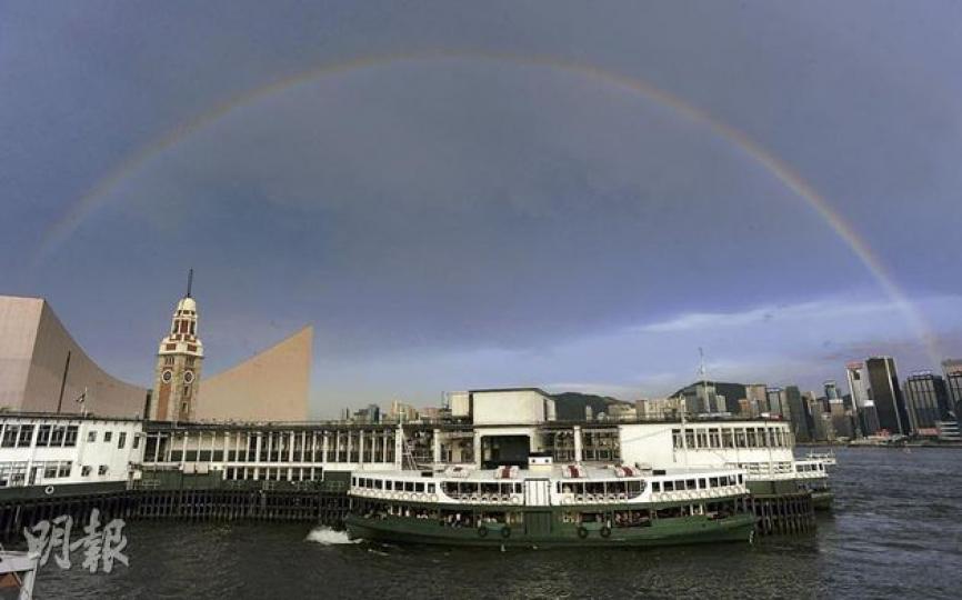 一號風球昨傍晚率先為本港帶來黃色暴雨,雨後重見陽光,更見一道彩虹橋跨越維港飛架港九。截至晚上9時,位於南海北部的熱帶低氣壓「韋森特」,距離本港東南約480公里,時速約18公里,預料今日風力增強,會考慮改掛三號風球。(余俊亮攝)(明報製圖) 一號風球昨傍晚率先為本港帶來黃色暴雨,雨後重見陽光,更見一道彩虹橋跨越維港飛架港九。截至晚上9時,位於南海北部的熱帶低氣壓「韋森特」,距離本港東南約480公里,時速約18公里,預料今日風力增強,會考慮改掛三號風球。(余俊亮攝)(明報製圖)