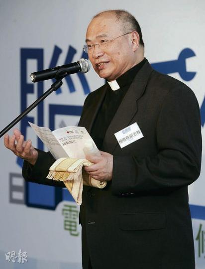 天主教香港教區副主教楊嗚章表示,學生需要愛國,若教材偏頗,學生便不能訓練出應有的批判思維。(余俊亮攝) 天主教香港教區副主教楊嗚章表示,學生需要愛國,若教材偏頗,學生便不能訓練出應有的批判思維。(余俊亮攝)