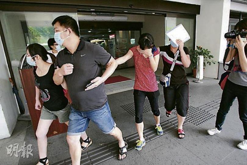 在屯門山景邨墮樓死亡的內地男童的母親(右),到屯門醫院見愛兒最後一面後離開,她和親友傷心不已。(黃雄攝)屯門山景邨墮樓現場可見,不少兒童喜愛攀着走廊欄杆嬉戲,雖然欄杆比小童高,但並非密封方式,小童稍作攀爬即可能越過欄杆,有街坊促當局再加高欄杆以策安全。(黃雄攝) 在屯門山景邨墮樓死亡的內地男童的母親(右),到屯門醫院見愛兒最後一面後離開,她和親友傷心不已。(黃雄攝)屯門山景邨墮樓現場可見,不少兒童喜愛攀着走廊欄杆嬉戲,雖然欄杆比小童高,但並非密封方式,小童稍作攀爬即可能越過欄杆,有街坊促當局再加高欄杆以策安全。(黃雄攝)