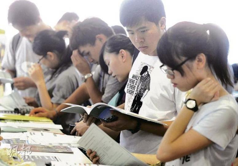 首屆文憑試有1.1萬名取得「3322」大學入場資格的考生,要改選較低入學要求的副學位課程;昨日為放榜後首天,大批考生趕赴各大自資院校報讀副學士、高級文憑學科,作兩手準備。(余俊亮攝)(明報製圖)(明報製圖) 首屆文憑試有1.1萬名取得「3322」大學入場資格的考生,要改選較低入學要求的副學位課程;昨日為放榜後首天,大批考生趕赴各大自資院校報讀副學士、高級文憑學科,作兩手準備。(余俊亮攝)(明報製圖)(明報製圖)