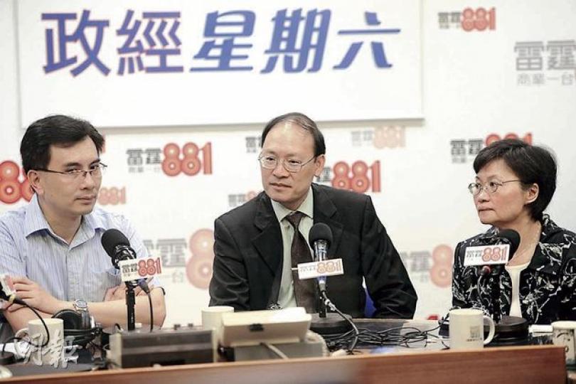 考評局秘書長唐創時指出,新制文憑試第4級大致等於舊制高考D級。圖左為理工大學學生輔導網絡主任崔日雄、右為考評局評核發展總經理李王鍏。(尹錦恩攝) 考評局秘書長唐創時指出,新制文憑試第4級大致等於舊制高考D級。圖左為理工大學學生輔導網絡主任崔日雄、右為考評局評核發展總經理李王鍏。(尹錦恩攝)