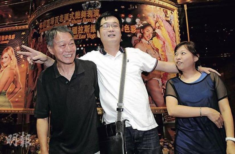 開業28載,曾號稱「全亞洲龍頭」的大富豪夜總會昨凌晨在一片歡樂氣氛中光榮結業,顧客金先生(中)笑言甚為不捨,特意帶女同事(右)來見證最後一夜,並與夜總會資深員工何伯(左)在大閘前留影紀念。(蔡方山攝)昨凌晨4時45分,開業28年的尖東「大富豪夜總會」最後一次落下鋼閘,一個紙醉金迷的年代亦告終結。(蔡方山攝) 開業28載,曾號稱「全亞洲龍頭」的大富豪夜總會昨凌晨在一片歡樂氣氛中光榮結業,顧客金先生(中)笑言甚為不捨,特意帶女同事(右)來見證最後一夜,並與夜總會資深員工何伯(左)在大閘前留影紀念。(蔡方山攝)昨凌晨4時45分,開業28年的尖東「大富豪夜總會」最後一次落下鋼閘,一個紙醉金迷的年代亦告終結。(蔡方山攝)