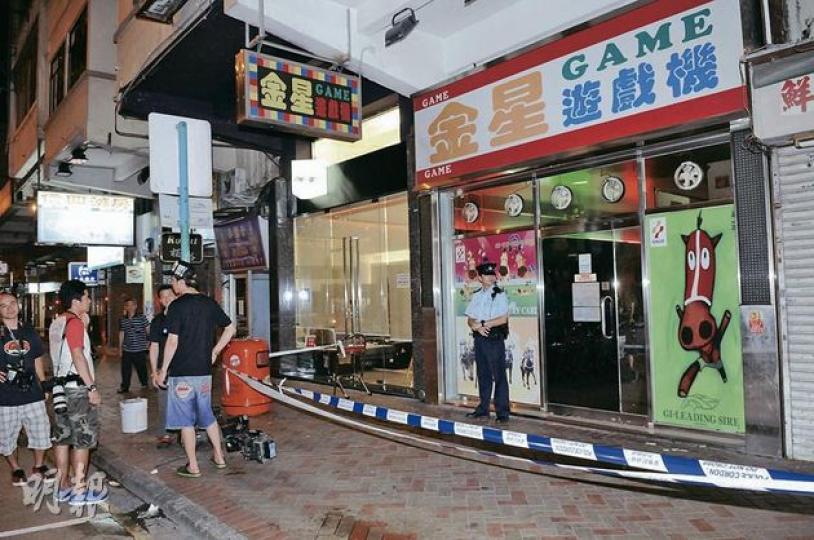 警員封鎖馬頭圍道408號遊戲機中心,調查斬人血案。(蔡方山攝) 警員封鎖馬頭圍道408號遊戲機中心,調查斬人血案。(蔡方山攝)
