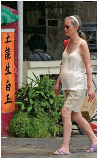 現場所見,藍潔瑛有大肚腩,手腳則較纖瘦。(攝影﹕黃梓烜、李維隆)一頭白髮的藍潔瑛昨午穿著背心、短褲、拖鞋現身赤柱,眉頭深鎖。(攝影﹕黃梓烜、李維隆)藍潔瑛面容蒼老,在店前仔細選購太陽眼鏡。(攝影﹕黃梓烜、李維隆)藍潔瑛在大牌檔品嘗兩餸飯,懶理旁人目光。(攝影﹕黃梓烜、李維隆)在商場搭扶手電梯時,藍潔瑛突然大叫3聲。(攝影﹕黃梓烜、李維隆) 現場所見,藍潔瑛有大肚腩,手腳則較纖瘦。(攝影﹕黃梓烜、李維隆)一頭白髮的藍潔瑛昨午穿著背心、短褲、拖鞋現身赤柱,眉頭深鎖。(攝影﹕黃梓烜、李維隆)藍潔瑛面容蒼老,在店前仔細選購太陽眼鏡。(攝影﹕黃梓烜、李維隆)藍潔瑛在大牌檔品嘗兩餸飯,懶理旁人目光。(攝影﹕黃梓烜、李維隆)在商場搭扶手電梯時,藍潔瑛突然大叫3聲。(攝影﹕黃梓烜、李維隆)