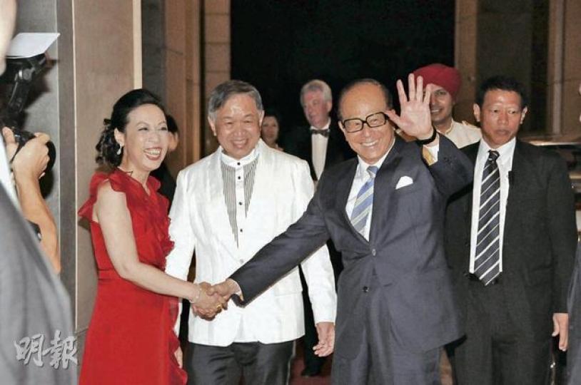 霍建寧與太太親自送老闆李嘉誠離開。(攝影:孫華中)新娘霍尚怡打扮高貴優雅。(攝影:孫華中)李澤鉅與太太盛裝到賀。(攝影:孫華中)李澤楷笑笑口,但沒有回答記者問題。(攝影:孫華中)李國寶偕太太到賀好友。(攝影:孫華中)阿叻與黃杏秀現身,原來他與霍建寧是波友。(攝影:孫華中) 霍建寧與太太親自送老闆李嘉誠離開。(攝影:孫華中)新娘霍尚怡打扮高貴優雅。(攝影:孫華中)李澤鉅與太太盛裝到賀。(攝影:孫華中)李澤楷笑笑口,但沒有回答記者問題。(攝影:孫華中)李國寶偕太太到賀好友。(攝影:孫華中)阿叻與黃杏秀現身,原來他與霍建寧是波友。(攝影:孫華中)