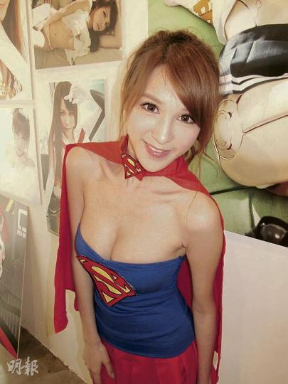 模媽Mia昨化身性感Super Woman亮相,笑言要將不守秩序的壞人送去家鄉懲罰。(攝影/記者﹕柯美) 模媽Mia昨化身性感Super Woman亮相,笑言要將不守秩序的壞人送去家鄉懲罰。(攝影/記者﹕柯美)