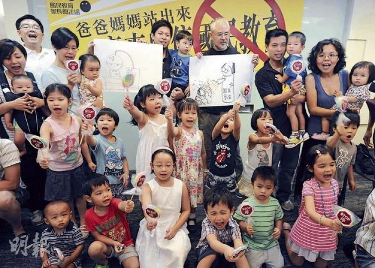 國民教育家長關注組昨日召開記者會,要求教育局暫緩推行國民教育,以及呼籲家長下周日(29日)帶同子女上街遊行。部分家長昨帶同子女出席記者會,由孩子手持「叫停波板糖」,希望教育局能回應家長訴求。(尹錦恩攝) 行政會議成員羅范椒芬昨表示,「家長反應不用太過強烈」,因自回歸以來學校已有國民教育,不存在「強推」問題。(余俊亮攝) (明報製圖) 國民教育家長關注組昨日召開記者會,要求教育局暫緩推行國民教育,以及呼籲家長下周日(29日)帶同子女上街遊行。部分家長昨帶同子女出席記者會,由孩子手持「叫停波板糖」,希望教育局能回應家長訴求。(尹錦恩攝) 行政會議成員羅范椒芬昨表示,「家長反應不用太過強烈」,因自回歸以來學校已有國民教育,不存在「強推」問題。(余俊亮攝) (明報製圖)