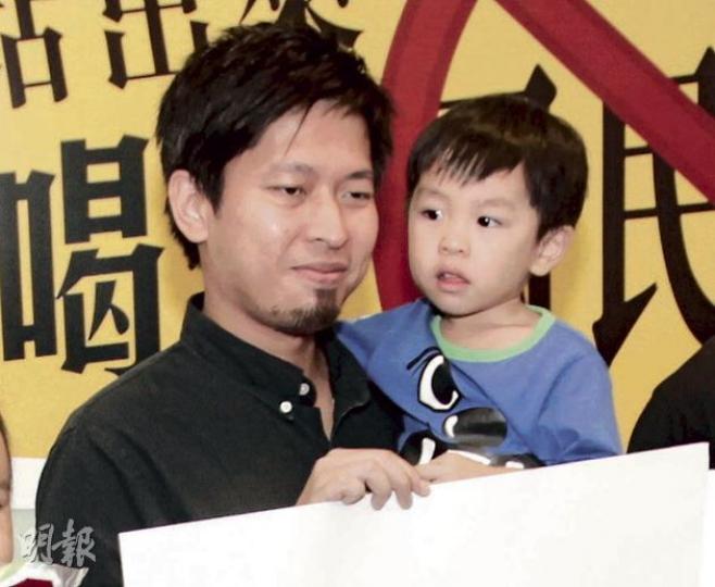 政治漫畫家黃照達帶同3歲兒子出席家長關注組記者會。他指《中國模式》內容令他十分擔心,小朋友無法抗拒,擔心因而剝削小朋友選擇是否愛國的權利,不排除為兒子選報國際幼稚園,避免入讀主流學校接受洗腦國民教育。(尹錦恩攝) 港大學生會前會長、現任綠色和平項目經理張韻琪昨帶同4歲兒子王毅瑜出席國民教育家長關注組記者會。她建議家長除選校時考慮學校國民教育政策,平日於家中亦可與年幼子女講解時事新聞,當子女感興趣自然會學習。(尹錦恩攝) 政治漫畫家黃照達帶同3歲兒子出席家長關注組記者會。他指《中國模式》內容令他十分擔心,小朋友無法抗拒,擔心因而剝削小朋友選擇是否愛國的權利,不排除為兒子選報國際幼稚園,避免入讀主流學校接受洗腦國民教育。(尹錦恩攝) 港大學生會前會長、現任綠色和平項目經理張韻琪昨帶同4歲兒子王毅瑜出席國民教育家長關注組記者會。她建議家長除選校時考慮學校國民教育政策,平日於家中亦可與年幼子女講解時事新聞,當子女感興趣自然會學習。(尹錦恩攝)