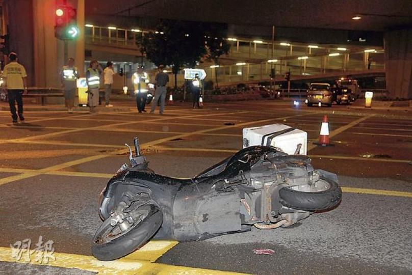 綿羊仔於葵靑交匯處猛撼七人車,在路面滑行30米才停下,司機多處受傷,送院搶救後不治。警方懷疑有人不遵守交通燈號肇禍。(伍浦鋒攝) 綿羊仔於葵靑交匯處猛撼七人車,在路面滑行30米才停下,司機多處受傷,送院搶救後不治。警方懷疑有人不遵守交通燈號肇禍。(伍浦鋒攝)
