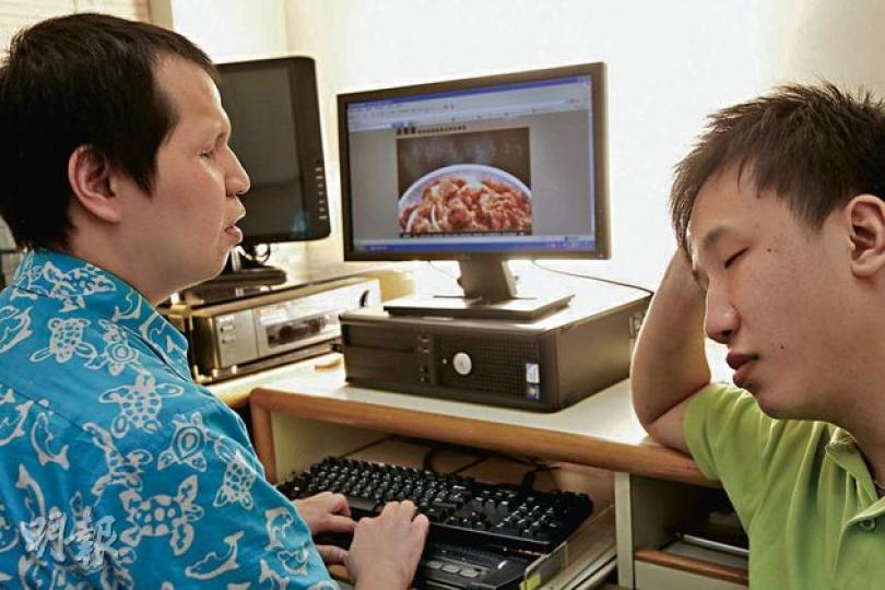 盲人鄺灼培(左)和任博輝(右)平日常叫外賣,但要透過餐廳網站訂外賣並非易事。兩人以屏幕報讀軟件測試4間連鎖餐廳網頁,其中必勝客網頁以動畫為主,幾經辛苦透過軟件讀了半小時才讀到「delivery」(外賣)一字,但進入後又是充滿圖像,終無奈放棄。兩人之後再測試其他餐廳,包括吉野家(圖中屏幕)、肯德基家鄉雞、板長壽司,經過逾1小時,什麼也叫不到,滿臉愁容。(林俊源攝) (明報製圖) 盲人鄺灼培(左)和任博輝(右)平日常叫外賣,但要透過餐廳網站訂外賣並非易事。兩人以屏幕報讀軟件測試4間連鎖餐廳網頁,其中必勝客網頁以動畫為主,幾經辛苦透過軟件讀了半小時才讀到「delivery」(外賣)一字,但進入後又是充滿圖像,終無奈放棄。兩人之後再測試其他餐廳,包括吉野家(圖中屏幕)、肯德基家鄉雞、板長壽司,經過逾1小時,什麼也叫不到,滿臉愁容。(林俊源攝) (明報製圖)