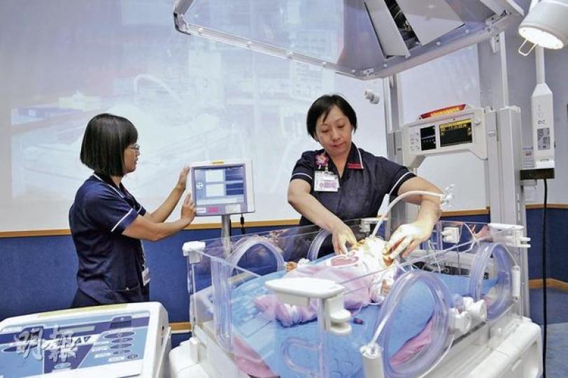 伊利沙伯院兒童深切治療部引入「寒冰牀」,透過冷凍程式將嬰兒的體溫維持在34.5℃,減慢大腦輸入氧氣及血的速度,藉此治療缺氧缺血性腦病的嬰兒。而「長頸鹿」則是多功能裝置(牀的上方),方便急救。(鄧宗弘攝) 伊院初生嬰兒深切治療部護士人手不足,資深同事常在下班後或放假時自發地留在病房指導新同事,又與他們分享經驗、彼此打氣。(鄧宗弘攝) 伊利沙伯院兒童深切治療部引入「寒冰牀」,透過冷凍程式將嬰兒的體溫維持在34.5℃,減慢大腦輸入氧氣及血的速度,藉此治療缺氧缺血性腦病的嬰兒。而「長頸鹿」則是多功能裝置(牀的上方),方便急救。(鄧宗弘攝) 伊院初生嬰兒深切治療部護士人手不足,資深同事常在下班後或放假時自發地留在病房指導新同事,又與他們分享經驗、彼此打氣。(鄧宗弘攝)