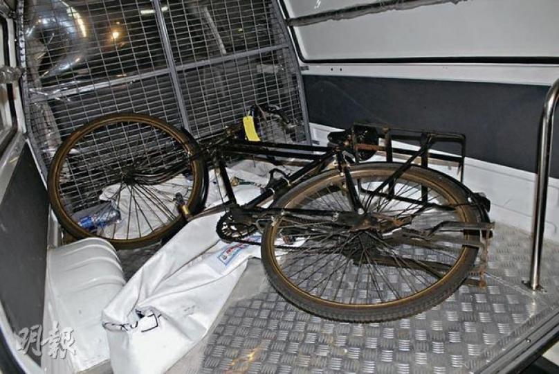中年男子涉與20宗車內對講機盜竊案有關,過去半年騎單車到東九龍多處犯案。警方前晚將其拘捕,並在附近檢獲一輛涉案單車。(伍浦鋒攝) 中年男子涉與20宗車內對講機盜竊案有關,過去半年騎單車到東九龍多處犯案。警方前晚將其拘捕,並在附近檢獲一輛涉案單車。(伍浦鋒攝)