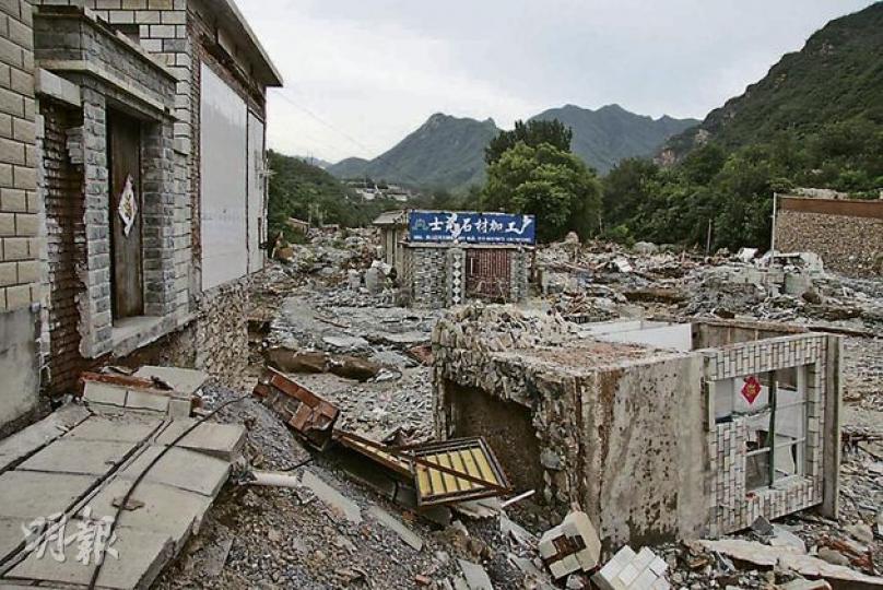 房山區河北鎮一帶有超過100座房屋,一夜之間變成廢墟。(明報記者攝) 殷先生的房子因地基塌陷出現裂縫,當晚其70多歲母親在兩個孫子幫忙下,翻過3米高牆向高地撤離。(明報記者攝) 房山區河北鎮一帶有超過100座房屋,一夜之間變成廢墟。(明報記者攝) 殷先生的房子因地基塌陷出現裂縫,當晚其70多歲母親在兩個孫子幫忙下,翻過3米高牆向高地撤離。(明報記者攝)