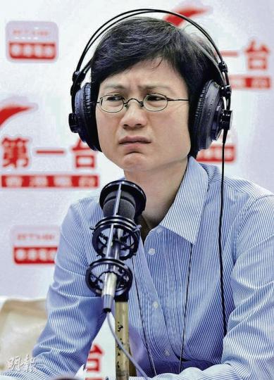 國民教育家長關注組發言人陳惜姿昨出席電台節目,解釋家長的行動,其間教育局首席助理秘書長張國華致電節目回應。(鄧宗弘攝) 國民教育家長關注組發言人陳惜姿昨出席電台節目,解釋家長的行動,其間教育局首席助理秘書長張國華致電節目回應。(鄧宗弘攝)