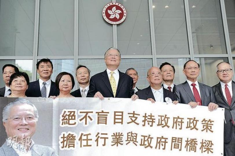 自由黨方剛(中)昨報名參選立法會批發及零售界,他指黨未能找到合適接班人,所以他才出選。(尹錦恩攝) 自由黨張宇人(右二)昨報名參選立法會飲食界,爭取連任,圖右一為新光酒樓集團常務董事總經理胡珠。 (尹錦恩攝) 自由黨方剛(中)昨報名參選立法會批發及零售界,他指黨未能找到合適接班人,所以他才出選。(尹錦恩攝) 自由黨張宇人(右二)昨報名參選立法會飲食界,爭取連任,圖右一為新光酒樓集團常務董事總經理胡珠。 (尹錦恩攝)