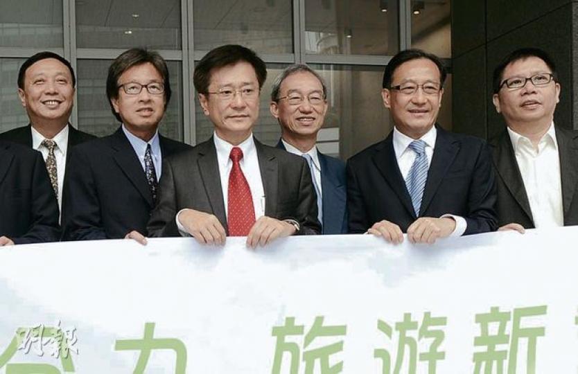 中旅社出身的姚思榮(左三),昨於多名業界人士包括香港旅遊業議會主席胡兆英(右一)、旅遊業議會前主席何柏霆(左二)陪同下,報名參選旅遊界。(尹錦恩攝) (明報製圖) 中旅社出身的姚思榮(左三),昨於多名業界人士包括香港旅遊業議會主席胡兆英(右一)、旅遊業議會前主席何柏霆(左二)陪同下,報名參選旅遊界。(尹錦恩攝) (明報製圖)