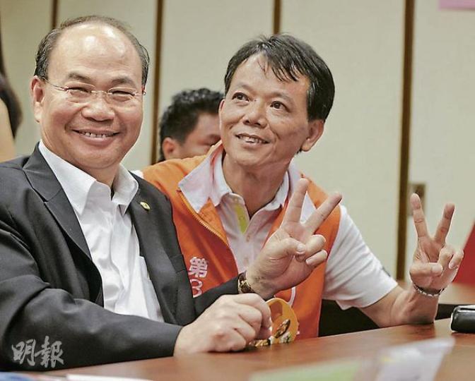 城鄉會會長陳強(左)昨聯同6名「第三力量」成員報名參選新界西直選,否認曾被勸退。右為排在名單第二的前葵青區議員丁衍華。(劉焌陶攝) 城鄉會會長陳強(左)昨聯同6名「第三力量」成員報名參選新界西直選,否認曾被勸退。右為排在名單第二的前葵青區議員丁衍華。(劉焌陶攝)