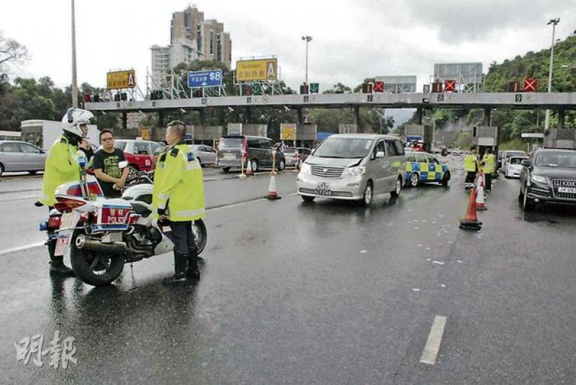隧道收費亭女職員離開其中一個收費亭後,橫越馬路走向圖右外的建築物,其間遭圖中銀色七人車撞倒,受傷送院。(雲錦鋒攝) 撞飛隧道公司職員的房車,車頭蓋損毁,停在現場接受調查。(雲錦鋒攝) 隧道收費亭女職員離開其中一個收費亭後,橫越馬路走向圖右外的建築物,其間遭圖中銀色七人車撞倒,受傷送院。(雲錦鋒攝) 撞飛隧道公司職員的房車,車頭蓋損毁,停在現場接受調查。(雲錦鋒攝)