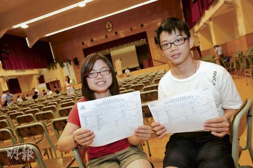 中華傳道會劉永生中學新移民考生楊杰(右)、陳俊余(左)英文科考獲邊緣的3級成績,擔心未能入讀心儀學科,故改選時將較「穩陣」科系上調至較前志願。(葉思雅攝) 中華傳道會劉永生中學新移民考生楊杰(右)、陳俊余(左)英文科考獲邊緣的3級成績,擔心未能入讀心儀學科,故改選時將較「穩陣」科系上調至較前志願。(葉思雅攝)