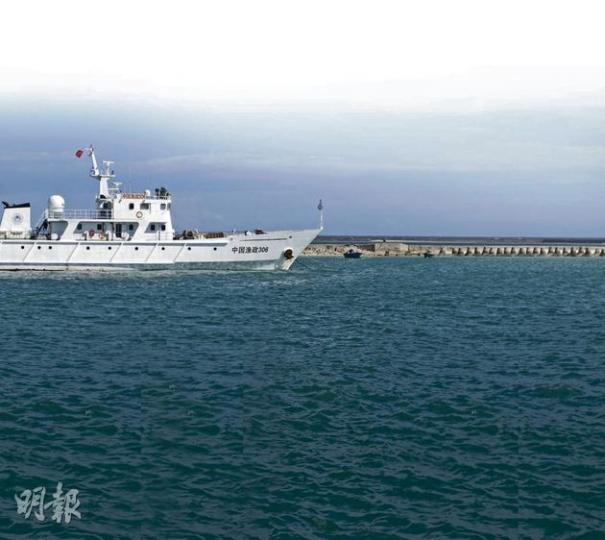 在三亞東南300多公里的永興島是三沙市政府及其他機構駐地,也是南海諸島中最大的島嶼,面積約2平方公里,建有機場、電視塔、氣象台等。本報記者早前曾到訪三沙市首府永興島。圖為停泊在永興島碼頭上的「漁政306」船。(明報記者攝) 在三亞東南300多公里的永興島是三沙市政府及其他機構駐地,也是南海諸島中最大的島嶼,面積約2平方公里,建有機場、電視塔、氣象台等。本報記者早前曾到訪三沙市首府永興島。圖為停泊在永興島碼頭上的「漁政306」船。(明報記者攝)