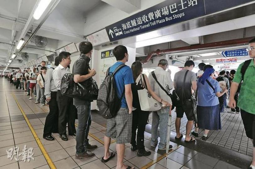 天文台昨晨10時除下8號風球,大批巿民趕上班,圖為巿民於紅磡海底隧道前的巴士站排隊等車,人龍由地面排至天橋。(尹錦恩攝) 天文台昨晨10時除下8號風球,大批巿民趕上班,圖為巿民於紅磡海底隧道前的巴士站排隊等車,人龍由地面排至天橋。(尹錦恩攝)