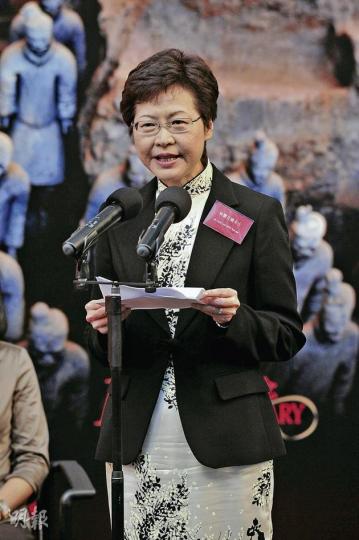政務司長林鄭月娥昨出席「一統天下︰秦始皇帝的永恒國度」開幕典禮後回應市民對國民教育科的質疑,強調政府不會做洗腦教育。(鄧宗弘攝) (明報製圖) 政務司長林鄭月娥昨出席「一統天下︰秦始皇帝的永恒國度」開幕典禮後回應市民對國民教育科的質疑,強調政府不會做洗腦教育。(鄧宗弘攝) (明報製圖)