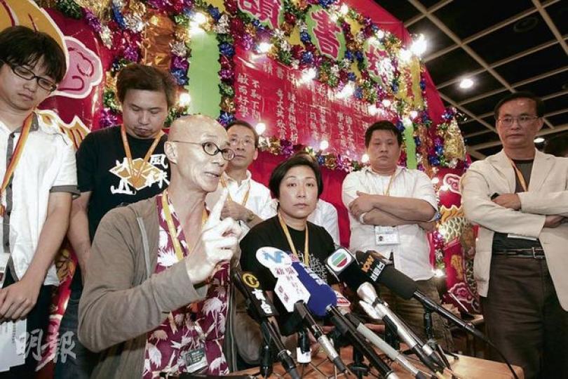 代表60多個參展商的中小企書刊業商會會長彭志銘(前左一)批評貿發局安排失當,包括前日天文台預告8號風球後,單方面停售門票及要求場內市民離開;昨日8號風球除下後,大部分書商已回到書展場地,但會場要待一小時後才「開門」。(郭慶輝攝) 一連7天的書展昨日下午5時閉幕,到下午4時有大批市民趕在天氣好轉後魚貫入場,「龍尾」一度伸延至灣仔會展對面的中環廣場,大會要採取分流。(李紹昌攝) 代表60多個參展商的中小企書刊業商會會長彭志銘(前左一)批評貿發局安排失當,包括前日天文台預告8號風球後,單方面停售門票及要求場內市民離開;昨日8號風球除下後,大部分書商已回到書展場地,但會場要待一小時後才「開門」。(郭慶輝攝) 一連7天的書展昨日下午5時閉幕,到下午4時有大批市民趕在天氣好轉後魚貫入場,「龍尾」一度伸延至灣仔會展對面的中環廣場,大會要採取分流。(李紹昌攝)