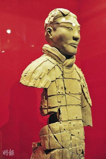 這件武士俑經修復後,左右臂仍殘缺不全,俑身多處碎片缺失,因而可見秦俑以空心打造,成為秦俑製作過程的重要參考。(鄧宗弘攝) 這件武士俑經修復後,左右臂仍殘缺不全,俑身多處碎片缺失,因而可見秦俑以空心打造,成為秦俑製作過程的重要參考。(鄧宗弘攝)