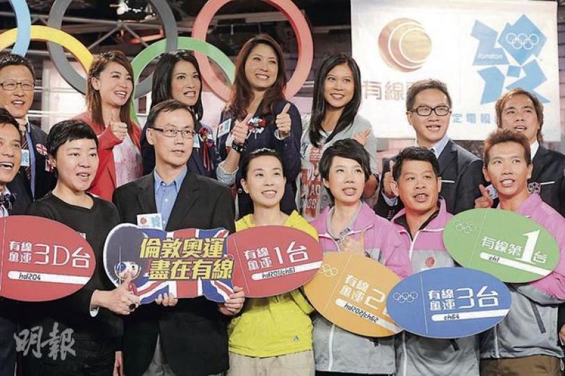 有線昨日公布奧運直播安排,將設5條頻道播放約1600小時奧運節目,市民亦可上網或用手機免費觀看賽事。前排左二為有線電視董事兼財務總裁關則豪。(尹錦恩攝) 有線昨日公布奧運直播安排,將設5條頻道播放約1600小時奧運節目,市民亦可上網或用手機免費觀看賽事。前排左二為有線電視董事兼財務總裁關則豪。(尹錦恩攝)
