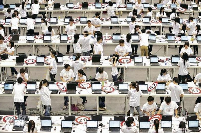 受颱風影響,新毅進資訊日場面冷清,300部即場報名用的電腦大多無人使用(見圖)。圖中穿白衣者為資訊日工作人員。(鄧宗弘攝) 受颱風影響,新毅進資訊日場面冷清,300部即場報名用的電腦大多無人使用(見圖)。圖中穿白衣者為資訊日工作人員。(鄧宗弘攝)