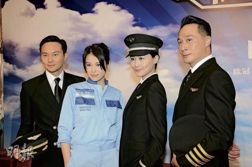 張智霖、胡杏兒、陳法拉及吳鎮宇穿上制服出席重頭作《衝上雲霄II》開鏡拜神儀式。(攝影/記者﹕梁榮達) 張智霖、胡杏兒、陳法拉及吳鎮宇穿上制服出席重頭作《衝上雲霄II》開鏡拜神儀式。(攝影/記者﹕梁榮達)