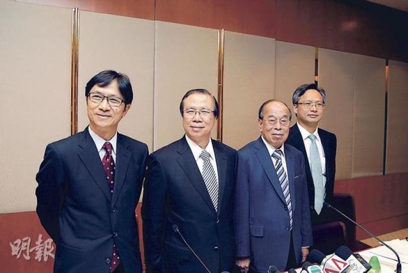 長和系旗下三家公司首次聯手進行收購,目標是英國天然氣輸送網絡公司Wales & West Utilities,涉資77.53億港元。左起為長實副董事總經理葉德銓、長建董事總經理甘慶林、電能董事總經理曹棨森及電能與長建財務總監陳來順。(林俊源攝) 長和系旗下三家公司首次聯手進行收購,目標是英國天然氣輸送網絡公司Wales & West Utilities,涉資77.53億港元。左起為長實副董事總經理葉德銓、長建董事總經理甘慶林、電能董事總經理曹棨森及電能與長建財務總監陳來順。(林俊源攝)