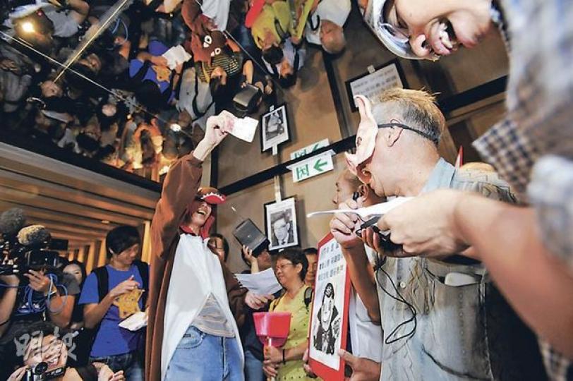 示威者大鬧領匯靠「飲血」而「發過豬頭」,不過領匯傳訊總監潘啟迪回應話,公司3年先調整一次續租租金幅度,應該可以減輕商戶對加租嘅憂慮。(明報記者攝) 示威者大鬧領匯靠「飲血」而「發過豬頭」,不過領匯傳訊總監潘啟迪回應話,公司3年先調整一次續租租金幅度,應該可以減輕商戶對加租嘅憂慮。(明報記者攝)