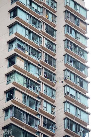 小西灣藍灣半島受颶風韋森特衝擊後,屋苑第一座逾10個中低層單位爆玻璃,昨日暫以木板封閉受損窗戶。(李紹昌攝) 小西灣藍灣半島受颶風韋森特衝擊後,屋苑第一座逾10個中低層單位爆玻璃,昨日暫以木板封閉受損窗戶。(李紹昌攝)