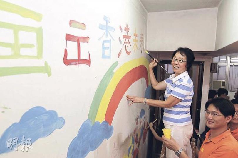陳婉嫻租用銅鑼灣一唐樓單位作競選辦,昨請義工為牆壁加添色彩,她則在牆上寫上「畫出香港未來」,不知是否「畫出」筆畫太多,陳以簡體字書寫二字。(郭慶輝攝) 陳婉嫻租用銅鑼灣一唐樓單位作競選辦,昨請義工為牆壁加添色彩,她則在牆上寫上「畫出香港未來」,不知是否「畫出」筆畫太多,陳以簡體字書寫二字。(郭慶輝攝)