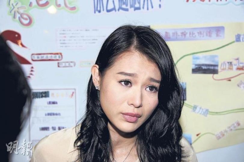 胡杏兒昨日公開承認與黃宗澤的8年情結束,她三度落淚對舊情難捨。(攝影:孫華中) 杏兒對Bosco聲言等她回頭時黯然神傷。(攝影:孫華中) 杏兒雙手合十,堅強面對情傷。(攝影:孫華中) 胡杏兒強顏歡笑頂硬上宣傳,鄭嘉穎與《怒火2》藝員精神支持。(攝影:孫華中) 胡杏兒投入工作,昨晚在屈地街拍外景。(攝影:孫華中) 胡杏兒昨日公開承認與黃宗澤的8年情結束,她三度落淚對舊情難捨。(攝影:孫華中) 杏兒對Bosco聲言等她回頭時黯然神傷。(攝影:孫華中) 杏兒雙手合十,堅強面對情傷。(攝影:孫華中) 胡杏兒強顏歡笑頂硬上宣傳,鄭嘉穎與《怒火2》藝員精神支持。(攝影:孫華中) 胡杏兒投入工作,昨晚在屈地街拍外景。(攝影:孫華中)