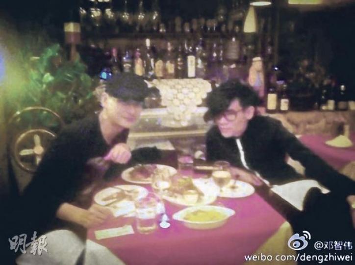 鄧智偉(右)與黃宗澤(左)食飯開解好友。(微博圖片) 鄧智偉(右)與黃宗澤(左)食飯開解好友。(微博圖片)