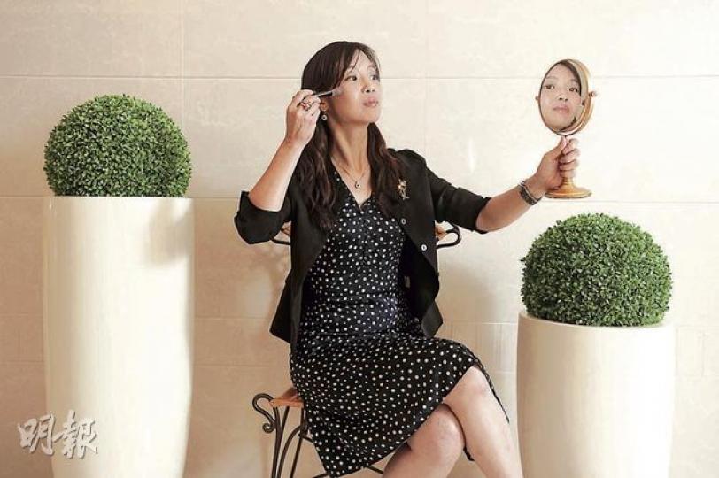 早年已置業自住的張佩儀以過來人身分說,現代女性獨立,選擇買樓置業作低風險投資可得到較大安全感,單身女士買樓並不是要「買定姑婆屋」。(余俊亮攝) 早年已置業自住的張佩儀以過來人身分說,現代女性獨立,選擇買樓置業作低風險投資可得到較大安全感,單身女士買樓並不是要「買定姑婆屋」。(余俊亮攝)