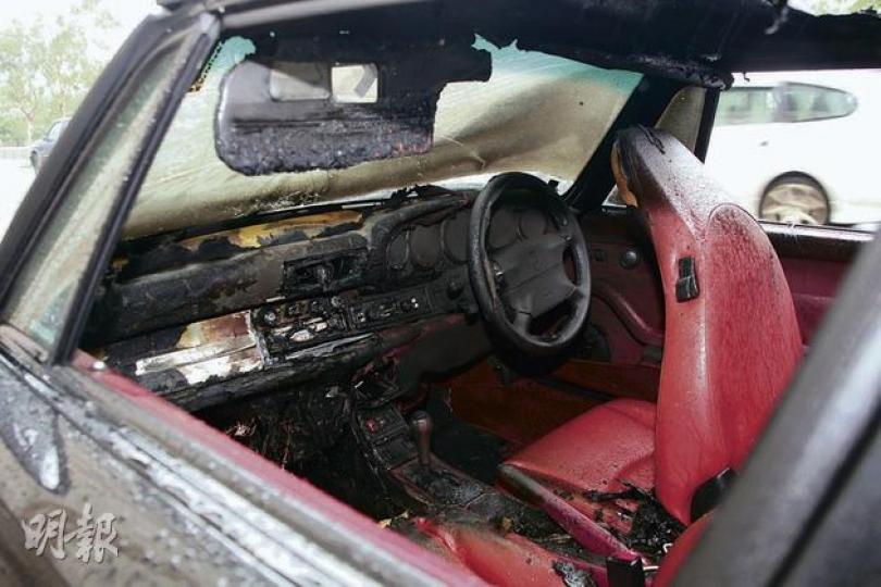 保時捷疑因音響故障冒煙起火,車廂嚴重焚毁。(林錫禮攝) 鴨脷洲保時捷起火事故的外籍車主,不滿消防處太遲到場救火令他損失慘重,除給消防處一個「差勁」手勢外,更指有意索償。(林錫禮攝) 保時捷疑因音響故障冒煙起火,車廂嚴重焚毁。(林錫禮攝) 鴨脷洲保時捷起火事故的外籍車主,不滿消防處太遲到場救火令他損失慘重,除給消防處一個「差勁」手勢外,更指有意索償。(林錫禮攝)